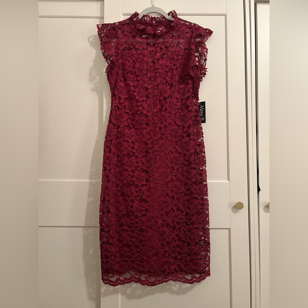 NWT sheath dress in floral lace design fully lined size 8